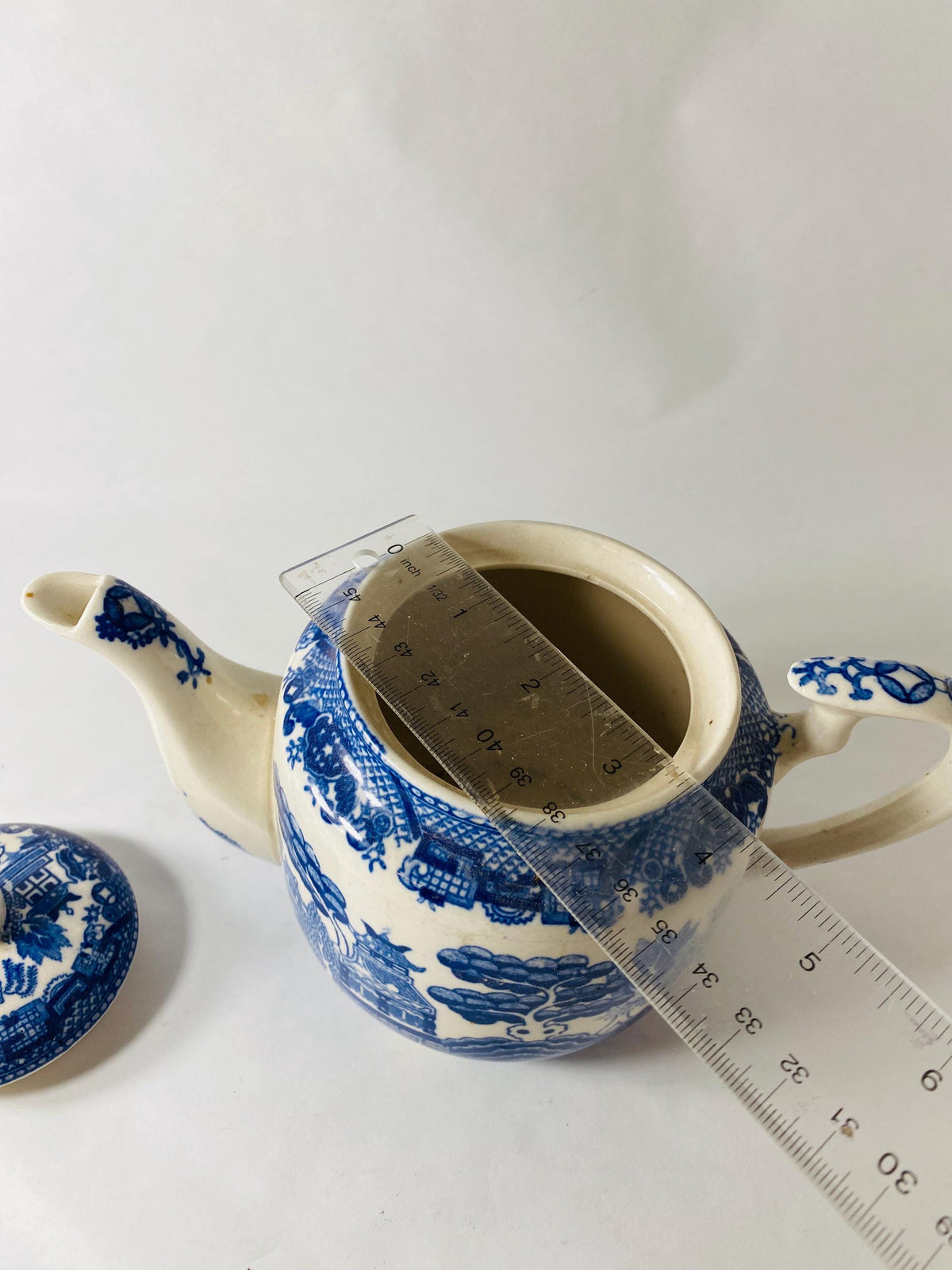 Vintage Blue Willow Teapot Blue White Chinoiserie Transferware Ceramic Tea Pot with Lid Made in Japan Retro kitchen collectible MCM