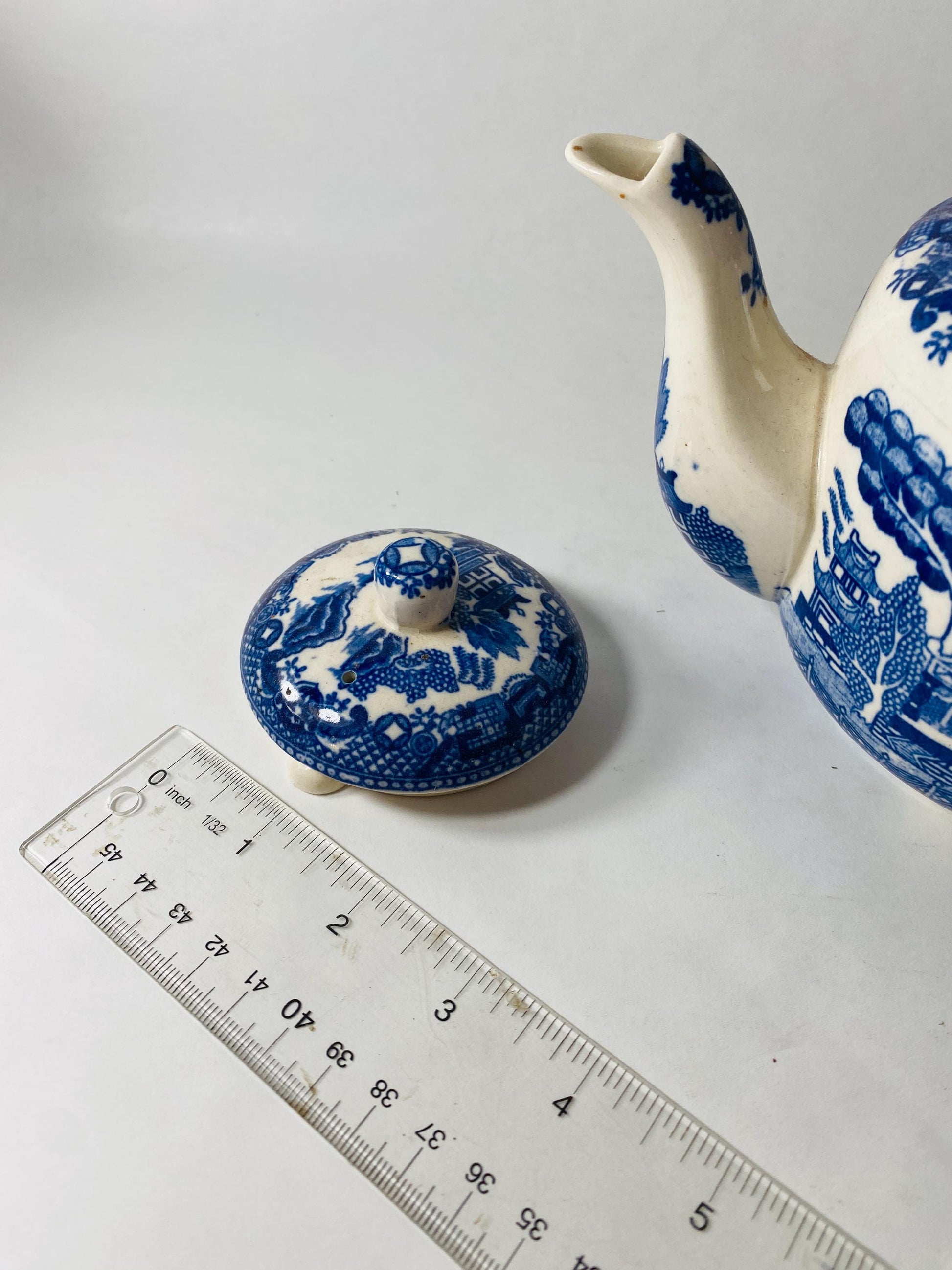 Vintage Blue Willow Teapot Blue White Chinoiserie Transferware Ceramic Tea Pot with Lid Made in Japan Retro kitchen collectible MCM