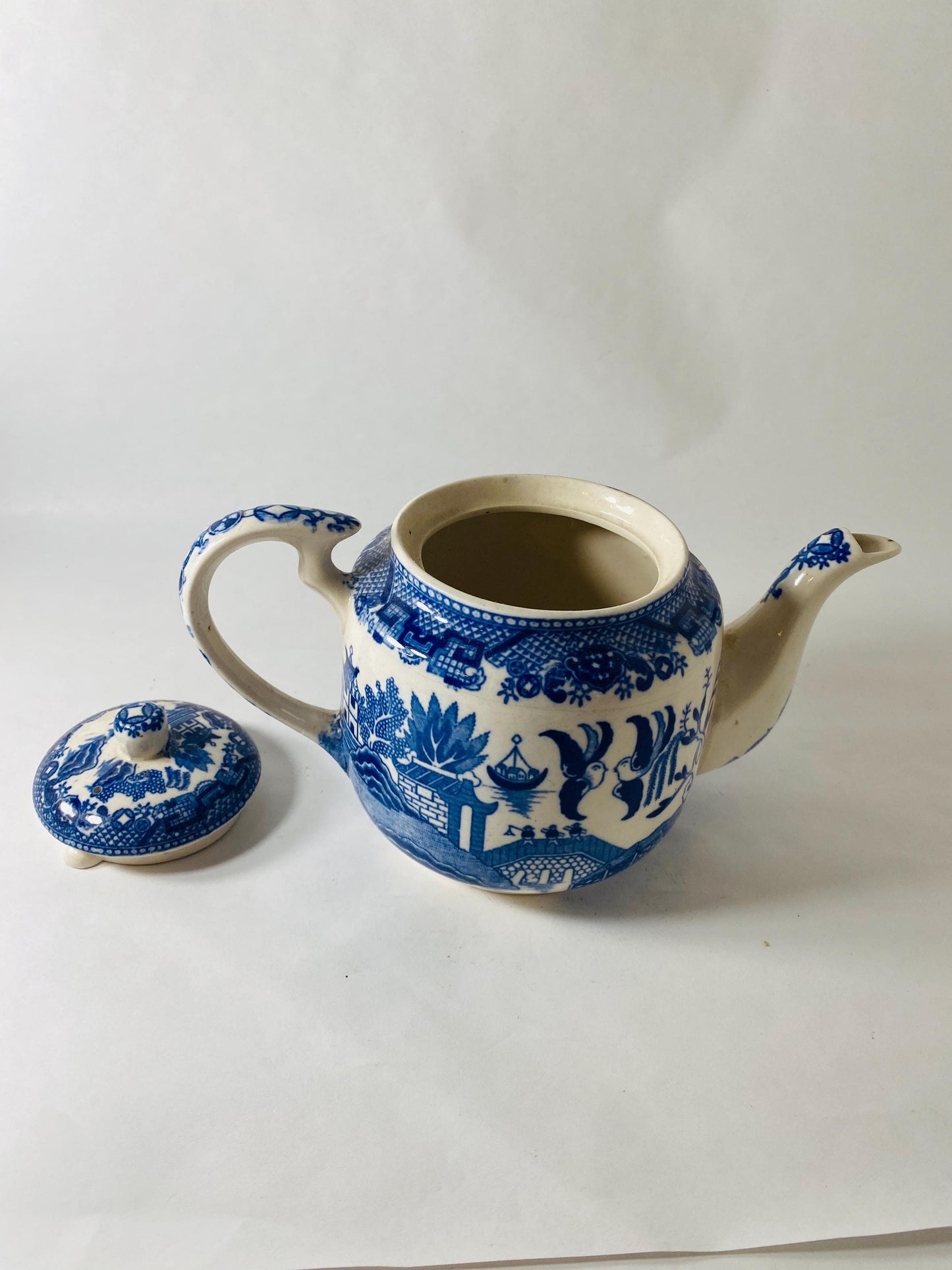 Vintage Blue Willow Teapot Blue White Chinoiserie Transferware Ceramic Tea Pot with Lid Made in Japan Retro kitchen collectible MCM