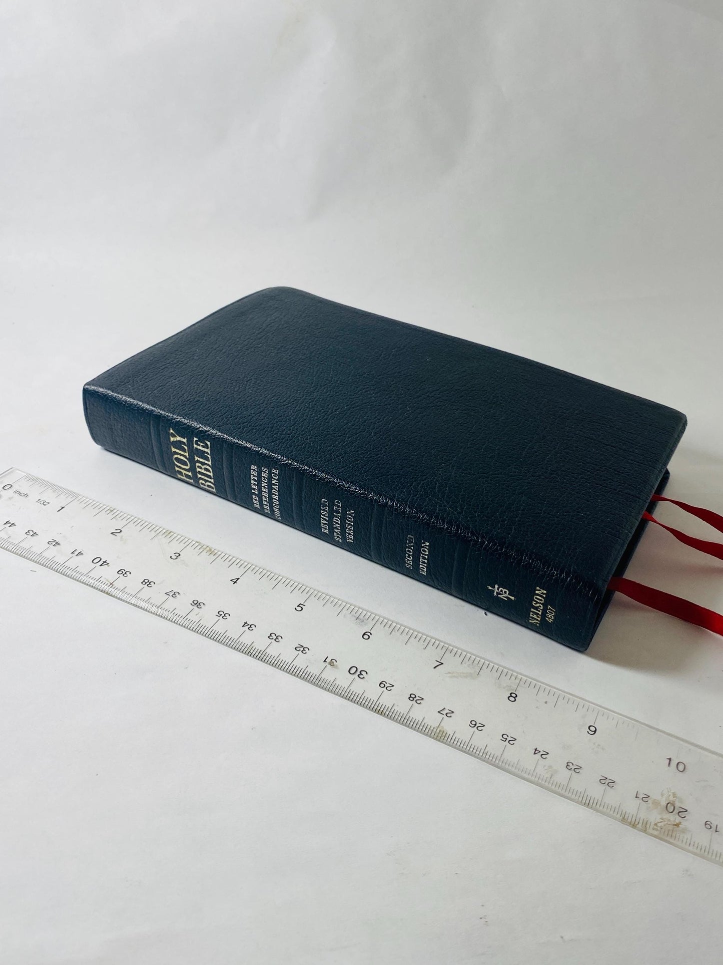 Holy Bible Old & New Testaments Red Letter Edition circa 1972 Vintage bible w leather cover. Thomas Nelson. King James Rev
