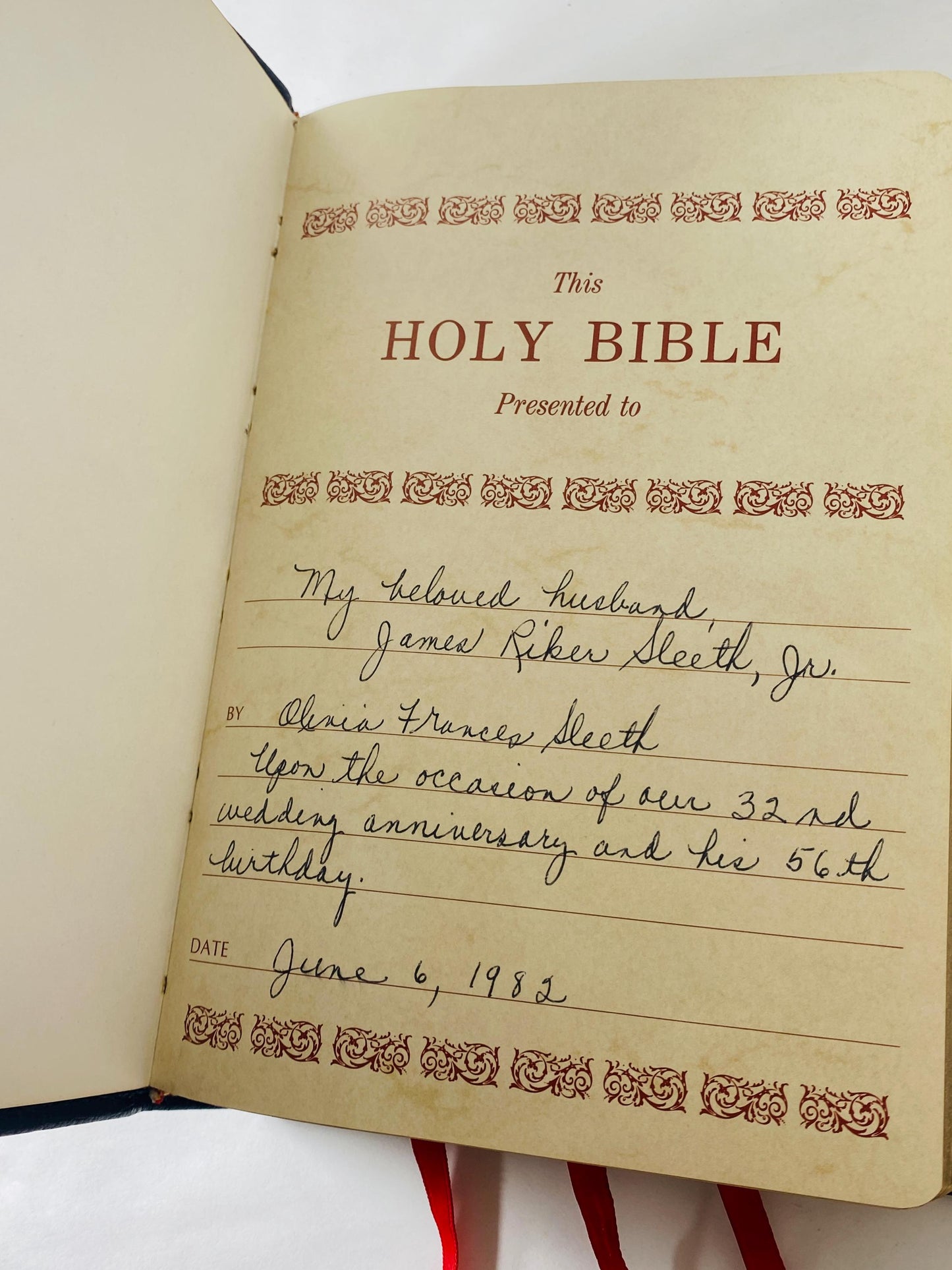 Holy Bible Old & New Testaments Red Letter Edition circa 1972 Vintage bible w leather cover. Thomas Nelson. King James Rev