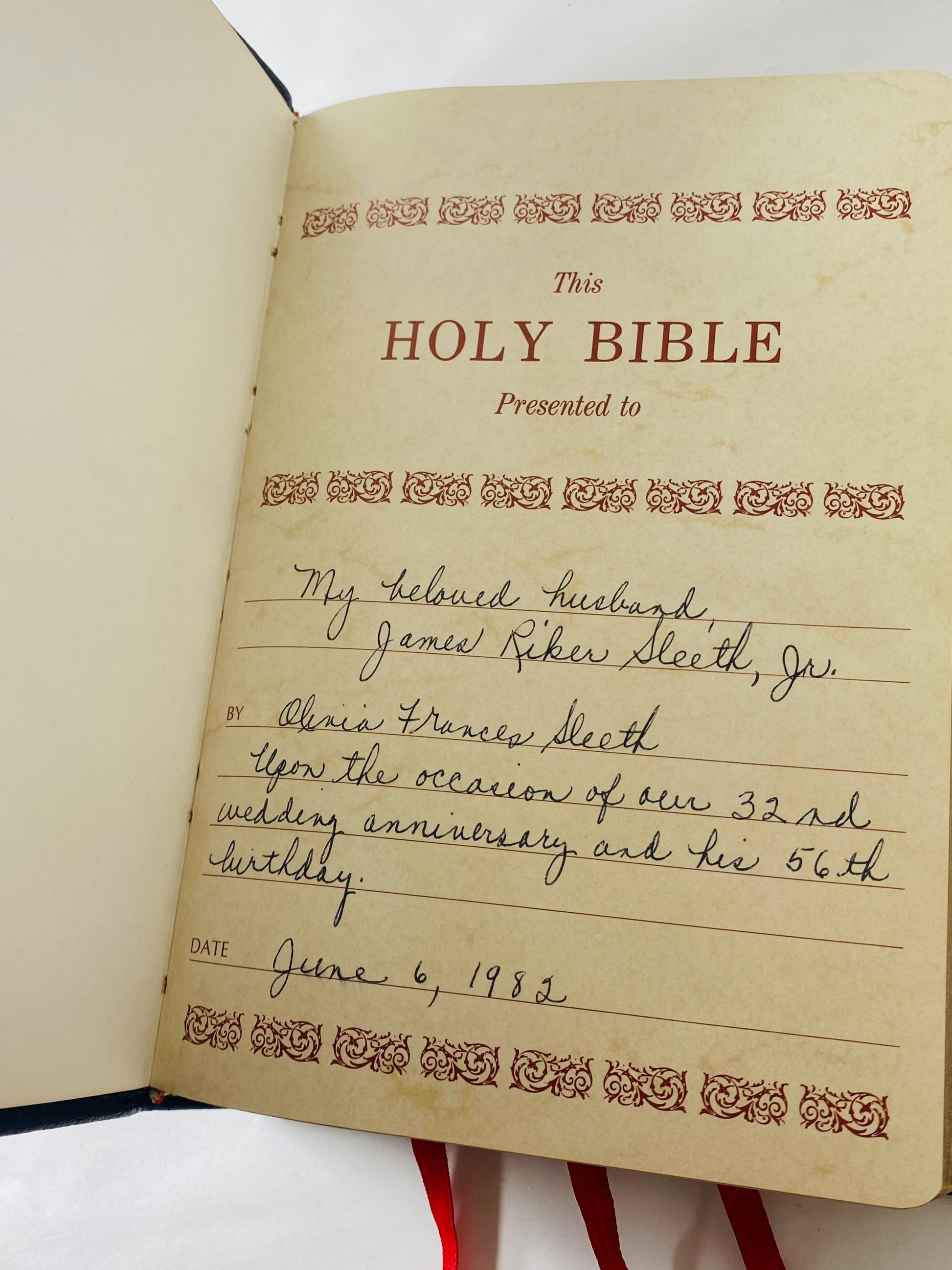 Holy Bible Old & New Testaments Red Letter Edition circa 1972 Vintage bible w leather cover. Thomas Nelson. King James Rev