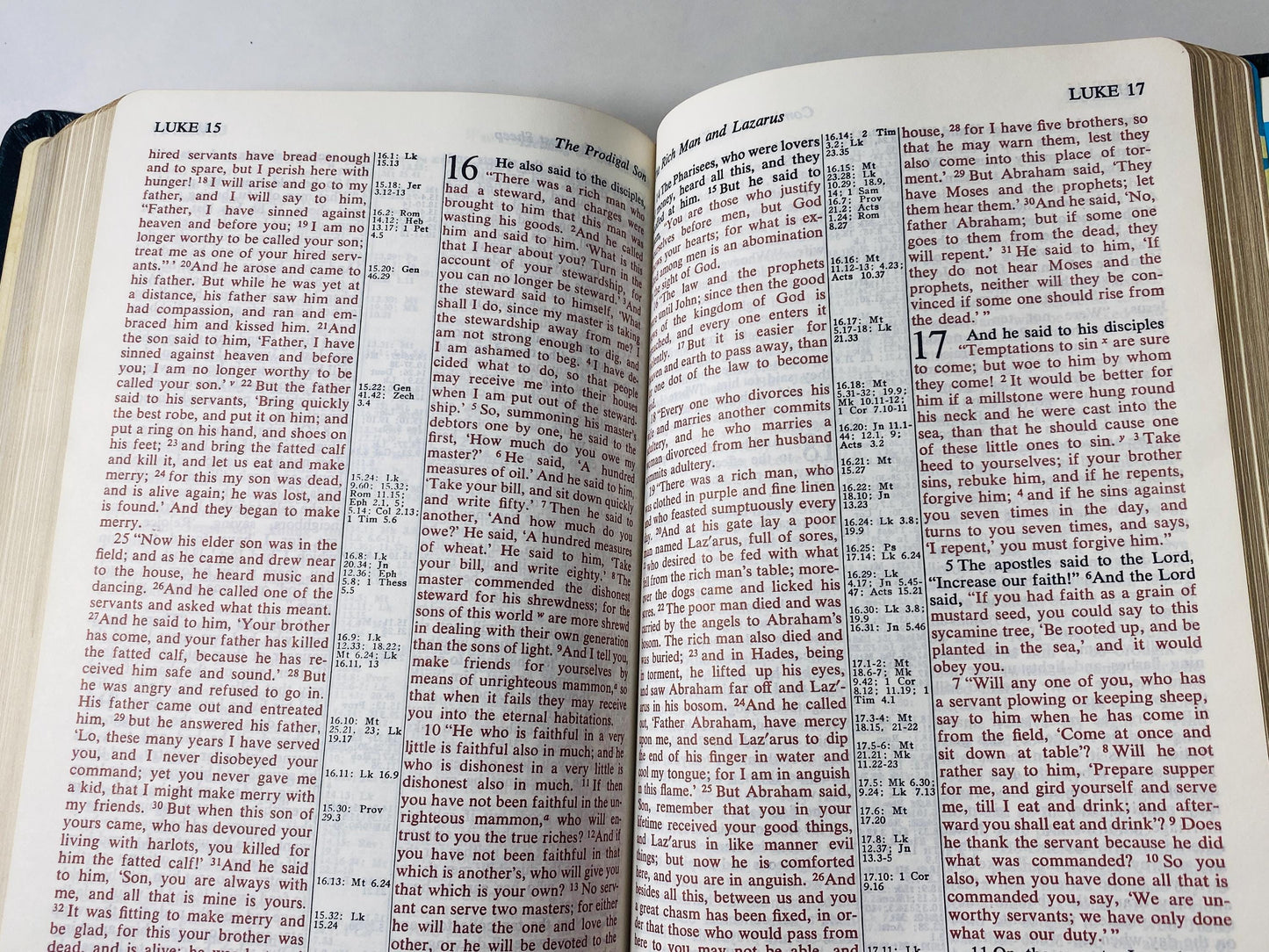 Holy Bible Old & New Testaments Red Letter Edition circa 1972 Vintage bible w leather cover. Thomas Nelson. King James Rev