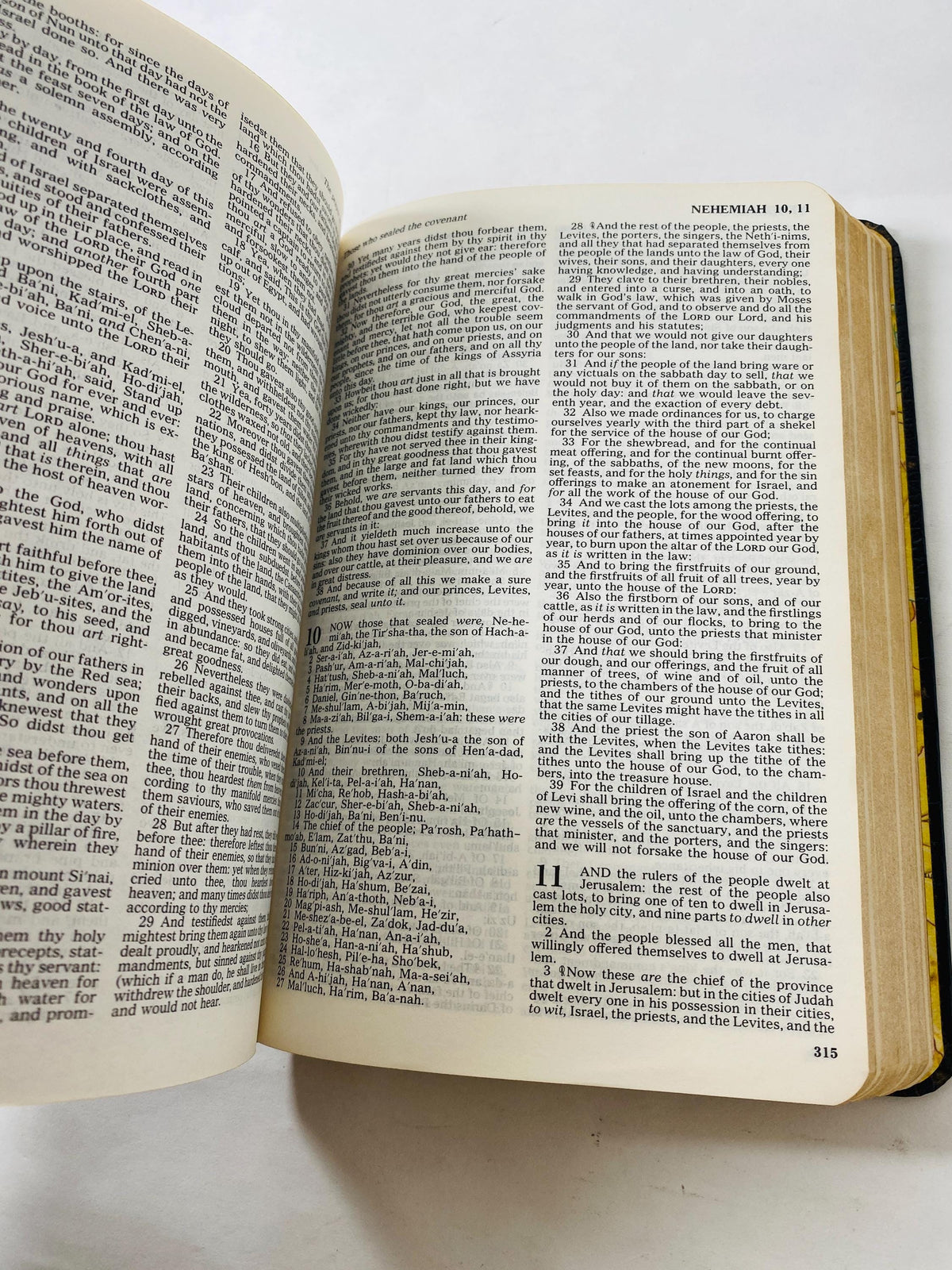 1977 Holy Bible Old & New Testaments Red Letter Edition Vintage bible with leather cover Thomas Nelson. King James Rev Please see pictures