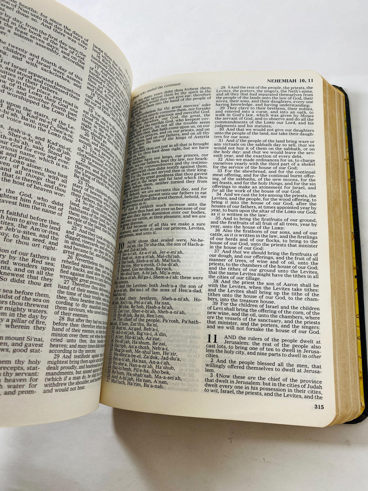 1977 Holy Bible Old & New Testaments Red Letter Edition Vintage bible with leather cover Thomas Nelson. King James Rev Please see pictures