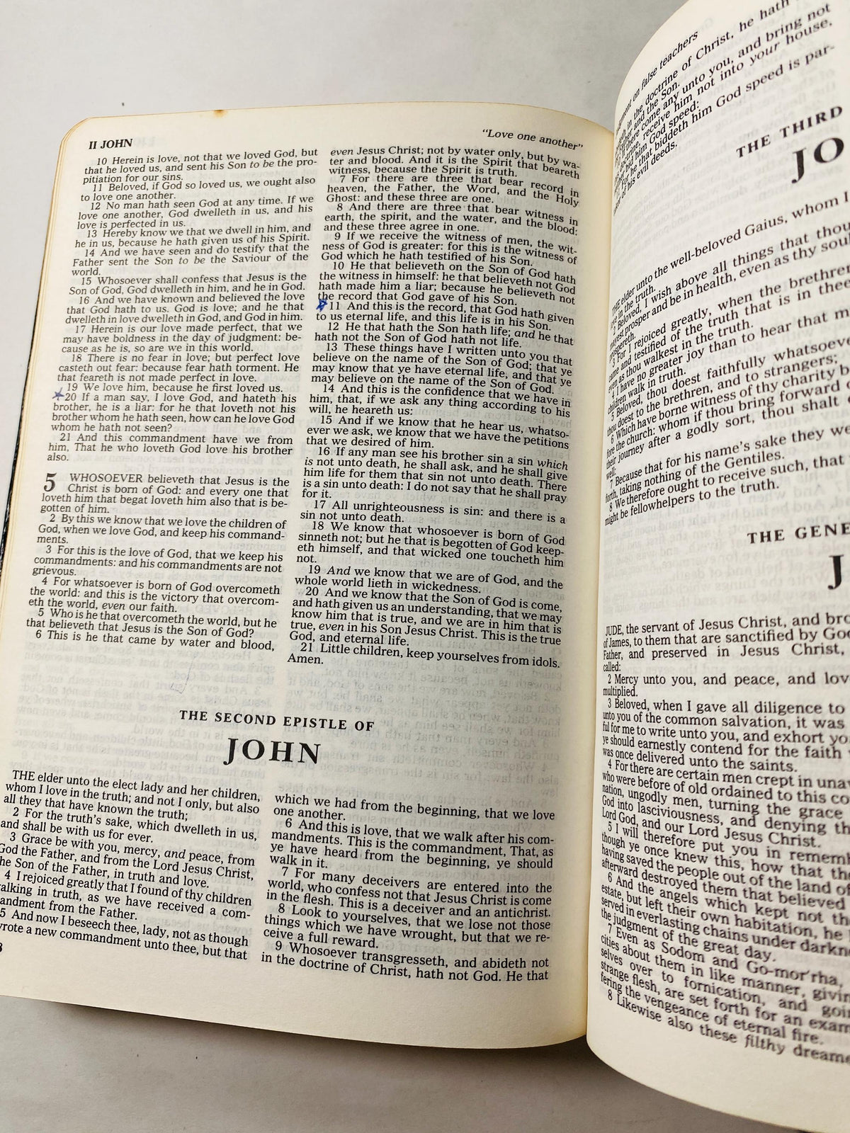 1977 Holy Bible Old & New Testaments Red Letter Edition Vintage bible with leather cover Thomas Nelson. King James Rev Please see pictures