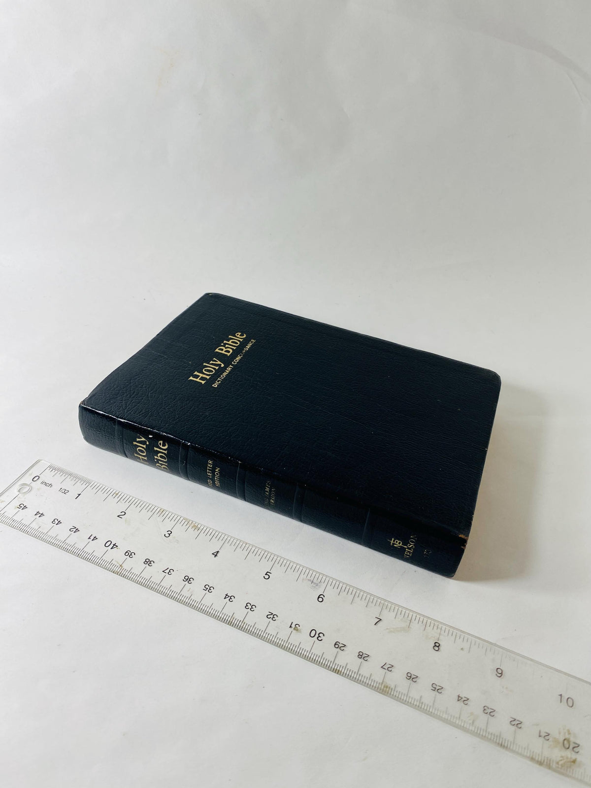 1977 Holy Bible Old & New Testaments Red Letter Edition Vintage bible with leather cover Thomas Nelson. King James Rev Please see pictures