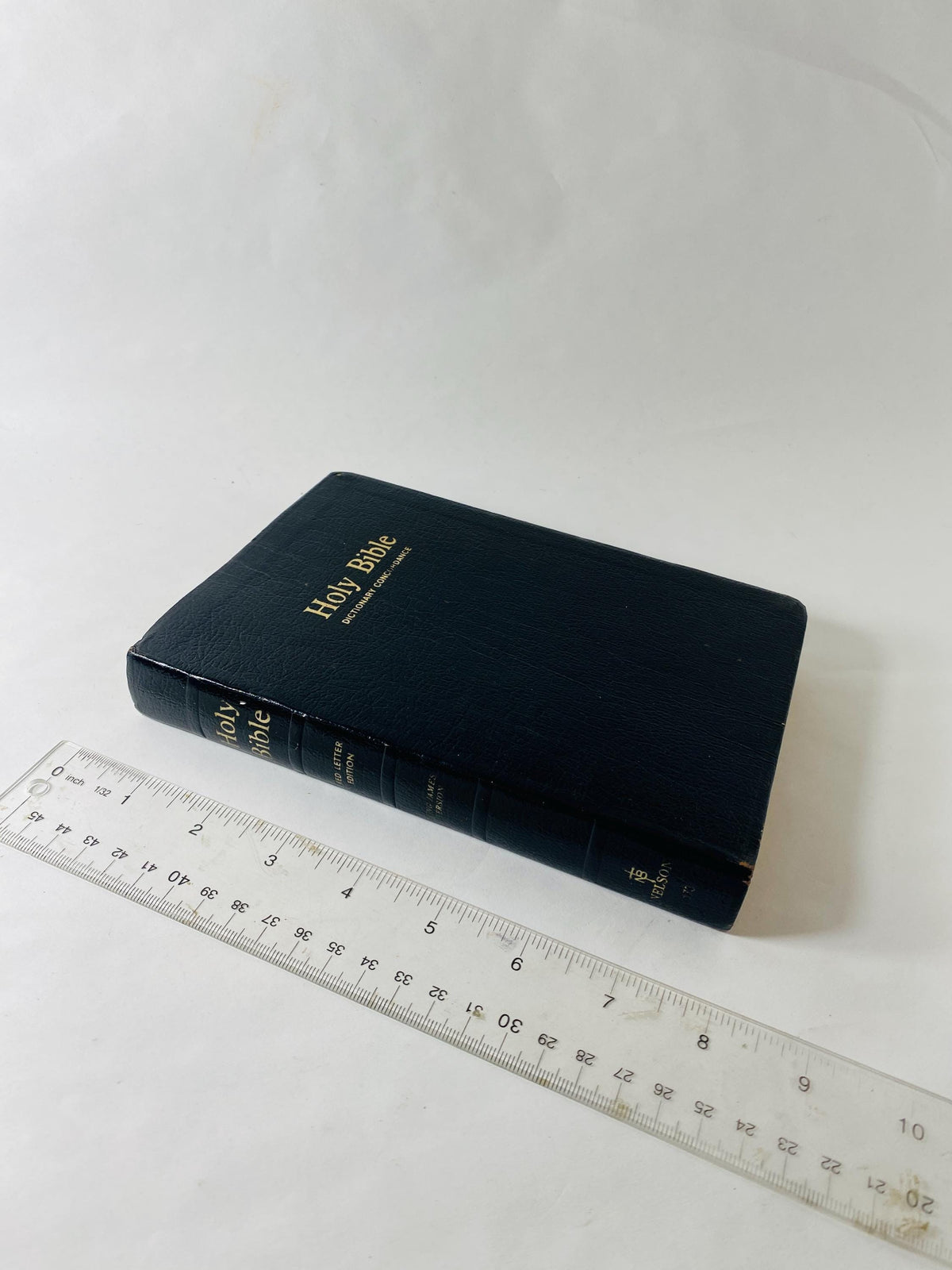 1977 Holy Bible Old & New Testaments Red Letter Edition Vintage bible with leather cover Thomas Nelson. King James Rev Please see pictures