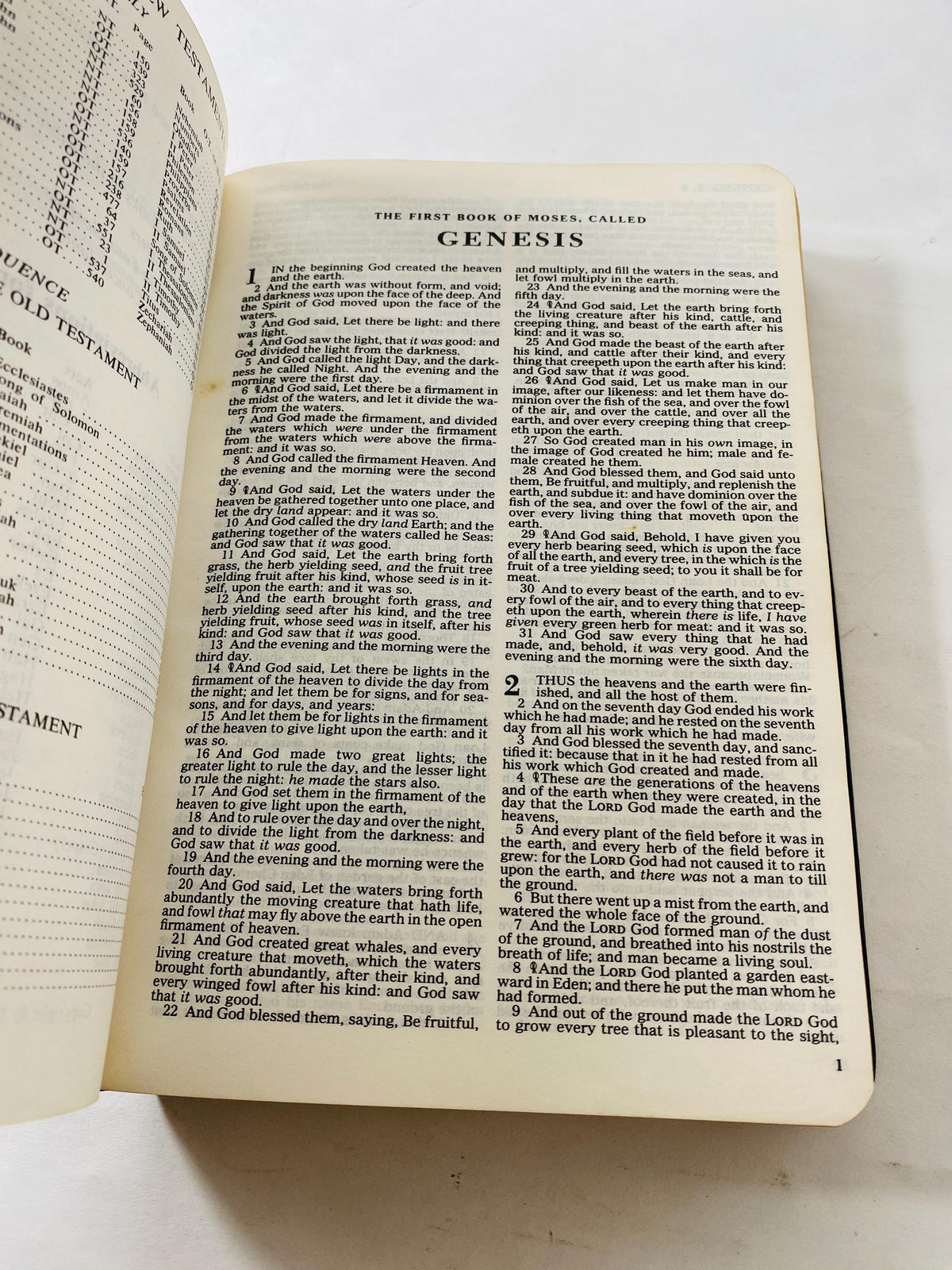 1977 Holy Bible Old & New Testaments Red Letter Edition Vintage bible with leather cover Thomas Nelson. King James Rev Please see pictures