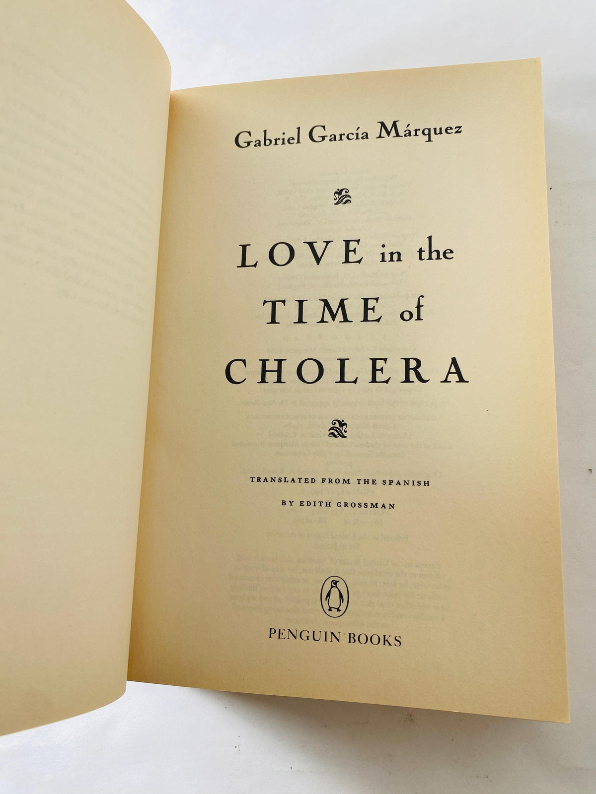 Gabriel García Márquez Love in the Time of Cholera FIRST PRINTING Vintage paperback book love story youthful passion to old age Sth America