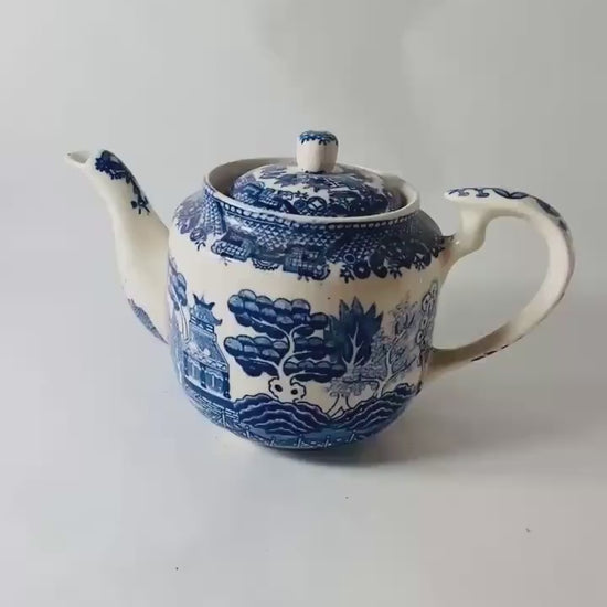Vintage Blue Willow Teapot Blue White Chinoiserie Transferware Ceramic Tea Pot with Lid Made in Japan Retro kitchen collectible MCM