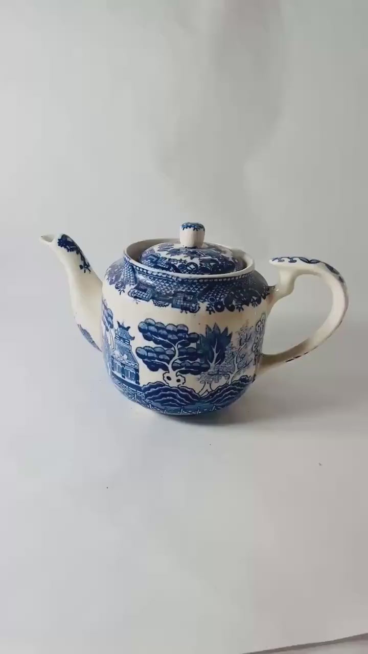 Vintage Blue Willow Teapot Blue White Chinoiserie Transferware Ceramic Tea Pot with Lid Made in Japan Retro kitchen collectible MCM