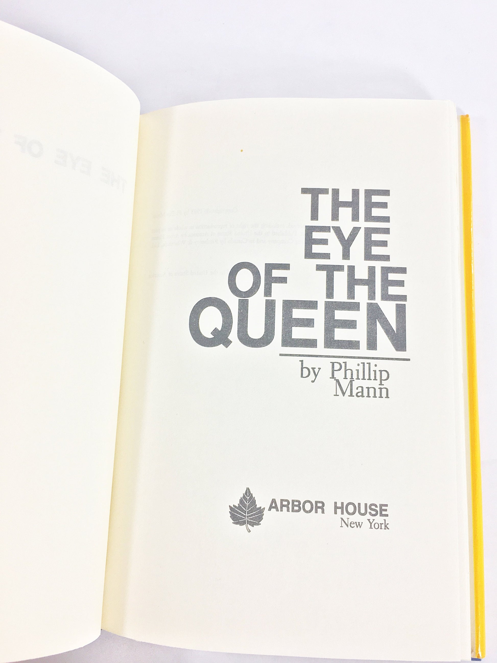 The Eye of the Queen by Phillip Mann - the creator of credible aliens. Vintage science fiction book circa 1983.