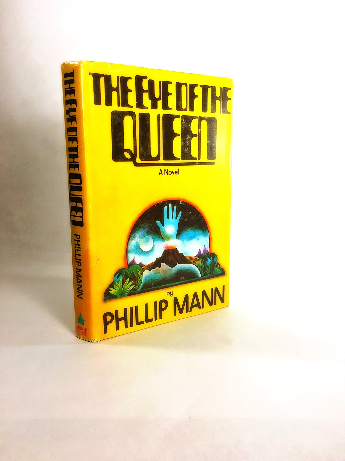 The Eye of the Queen by Phillip Mann - the creator of credible aliens. Vintage science fiction book circa 1983.