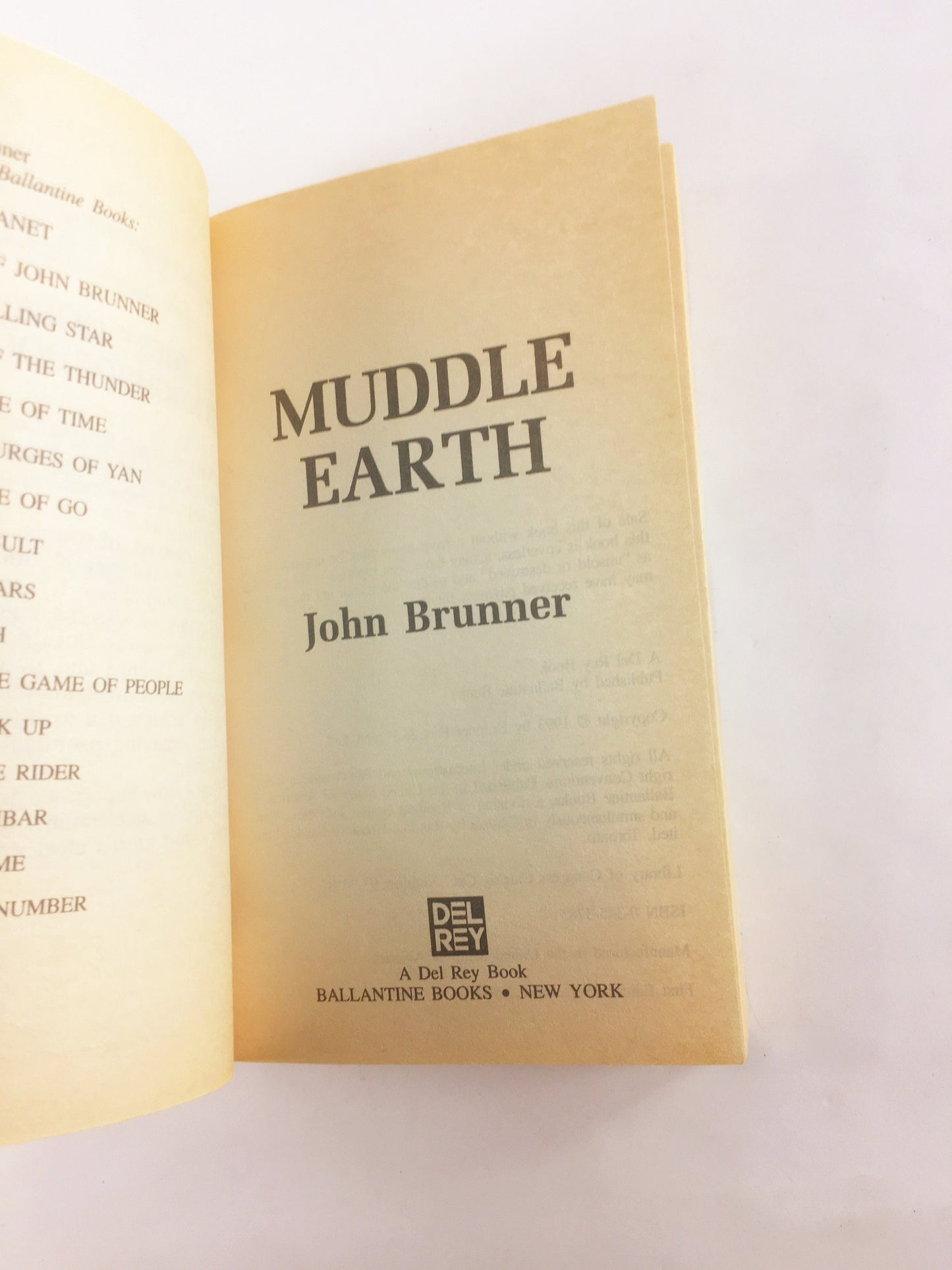 1993 Muddle Earth by John Brunner Science fiction book a man awakened from cryogenic suspension in the 24th century. Time Travel