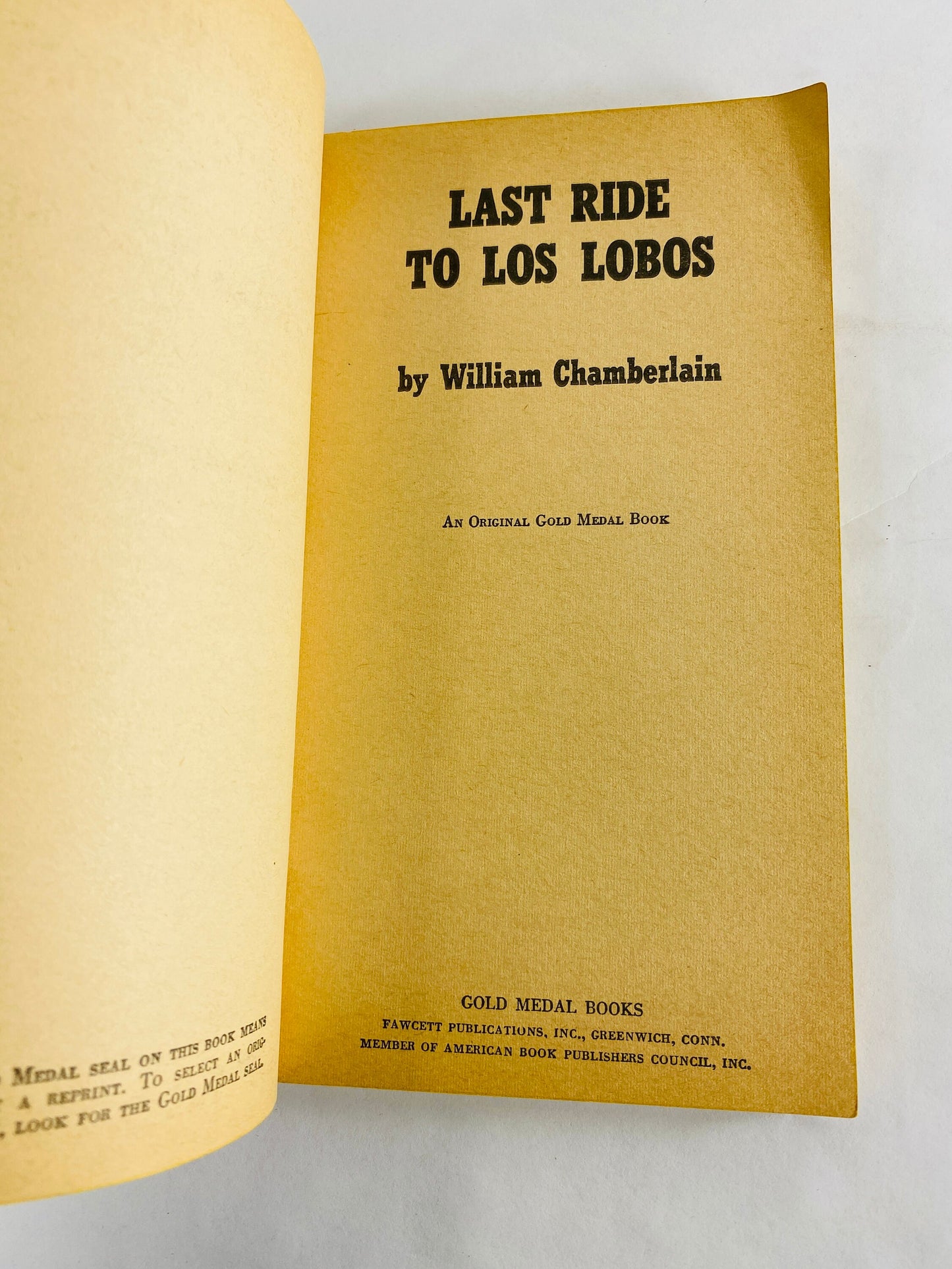 1964 Last Ride to Los Lobos Vintage Western paperback book by William Chamberlain about a man with an office job thrown on the frontier