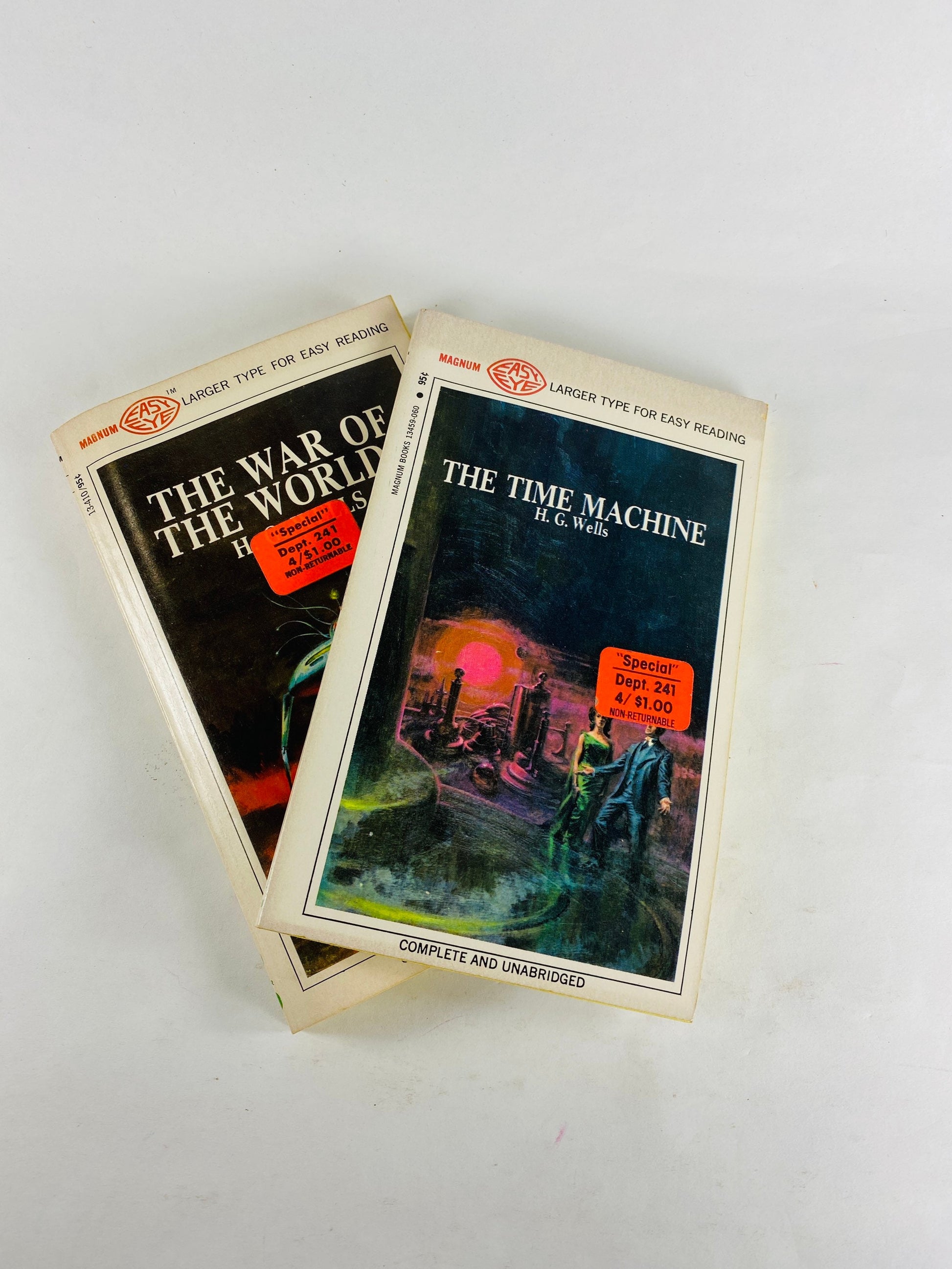 War of the Worlds Time Machine HG Wells Vintage 1967 Paperback book Science fiction, time travel novella Chronic Argonauts