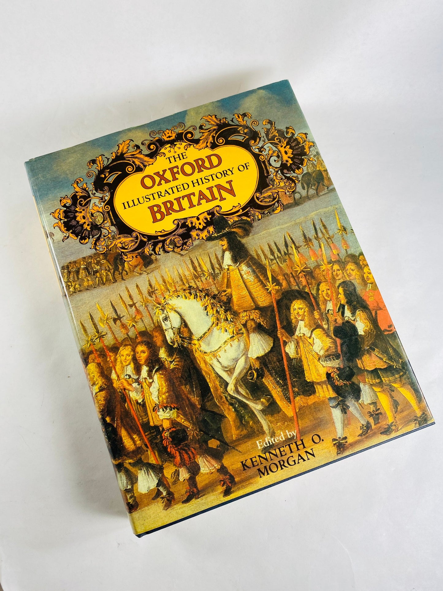 Oxford History of Britain Vintage book EARLY PRINTING circa 1985. 2640 pages with glossy plates and Maps