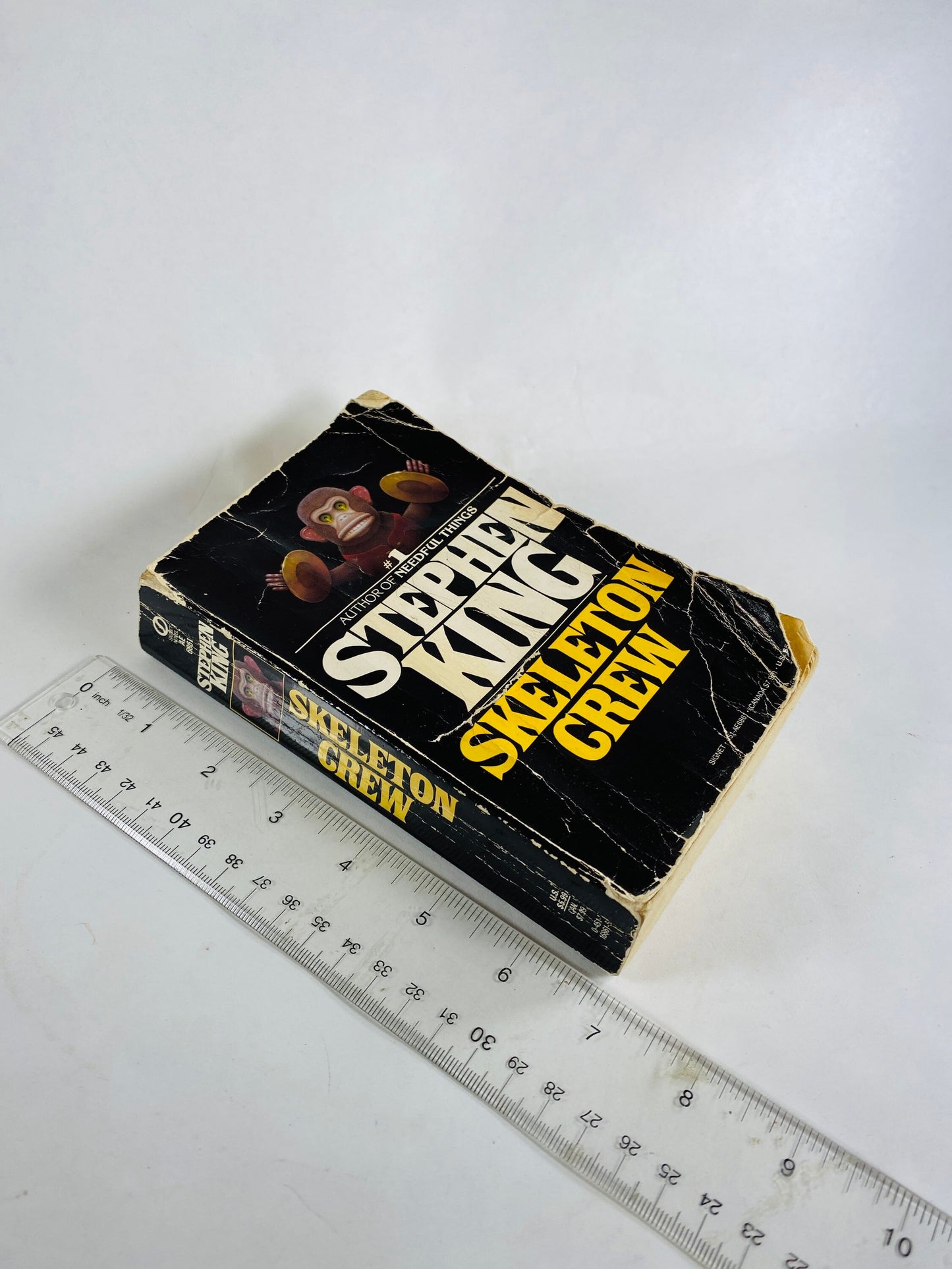 Skeleton Crew by Stephen King Vintage paperback book circa 1986. First Signet Printing. Gruesome terror macabre satantic seduction