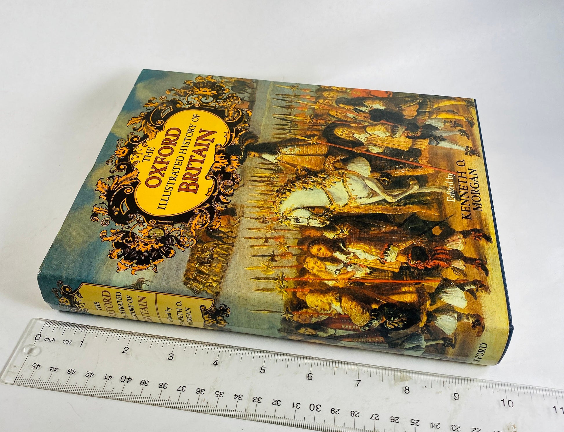 Oxford History of Britain Vintage book EARLY PRINTING circa 1985. 2640 pages with glossy plates and Maps