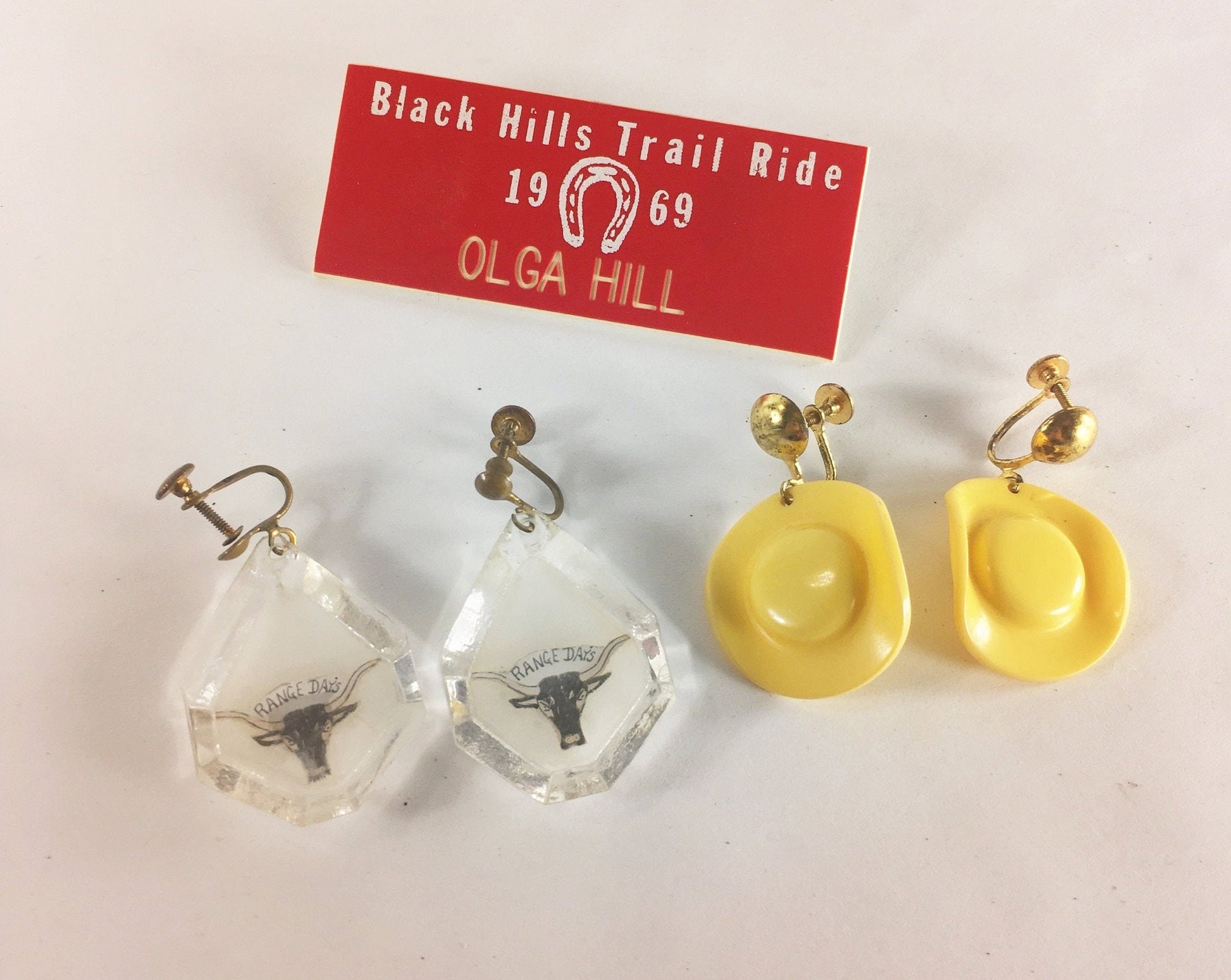 1969 vintage Texas rodeo clip-on earrings and pin lot Houston Range Days Austin Longhorn collectible jewelry. Yellow cowboy hat, teardrop