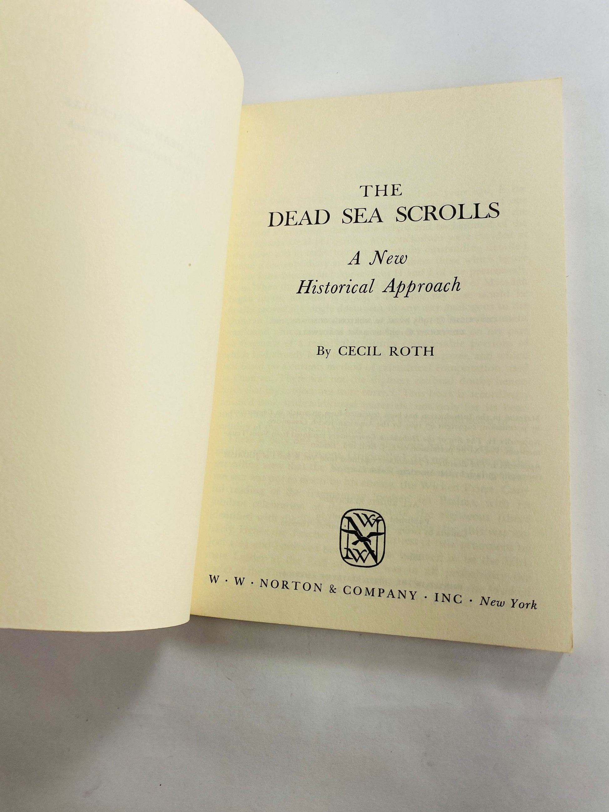 Dead Sea Scrolls A New Historical Approach vintage paperback book by Cecil Roth circa 1965