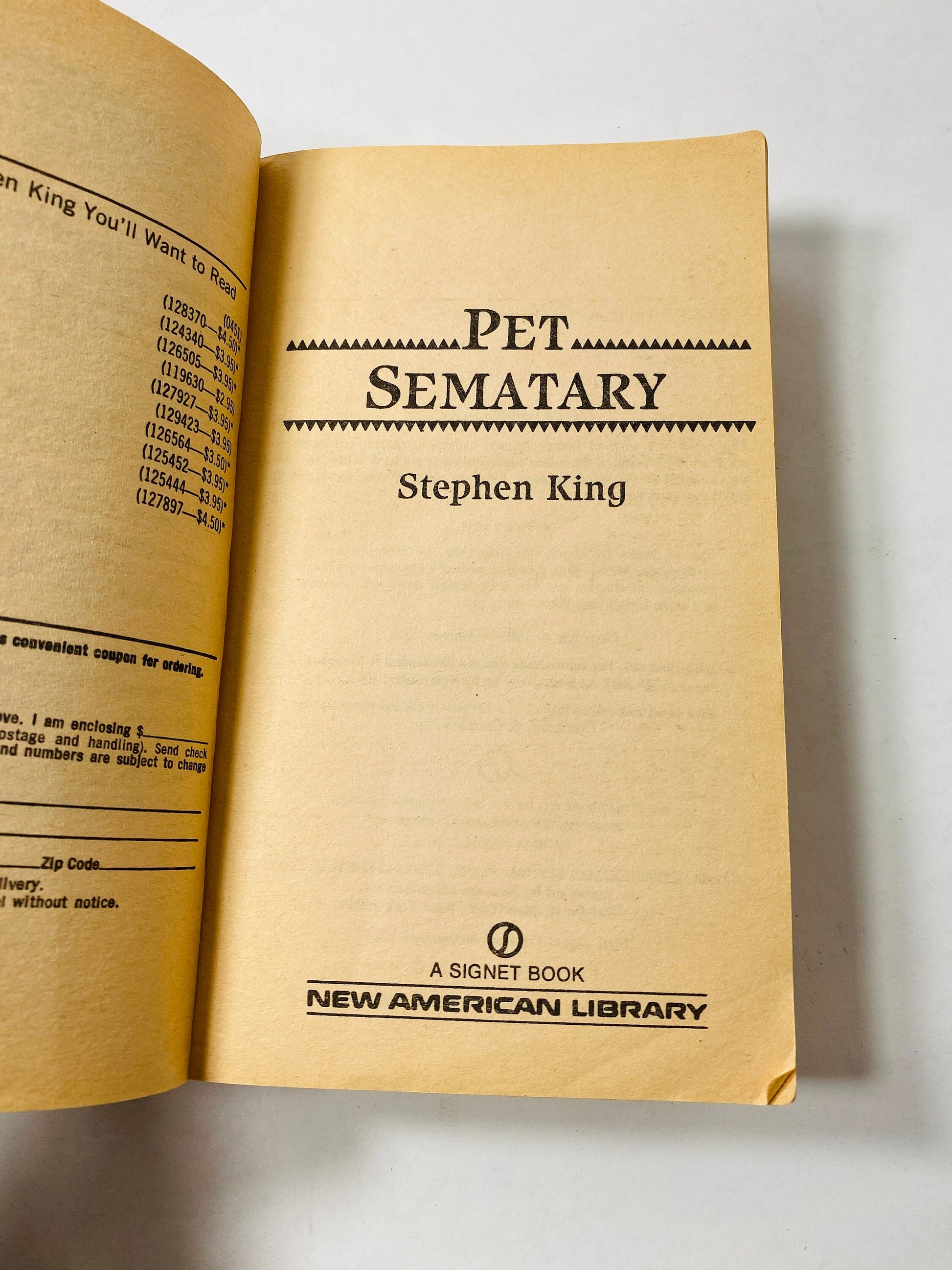 Pet Sematary by Stephen King. Vintage paperback book circa 1983. Horror & Literary Fiction. Book lover Goth Gift.